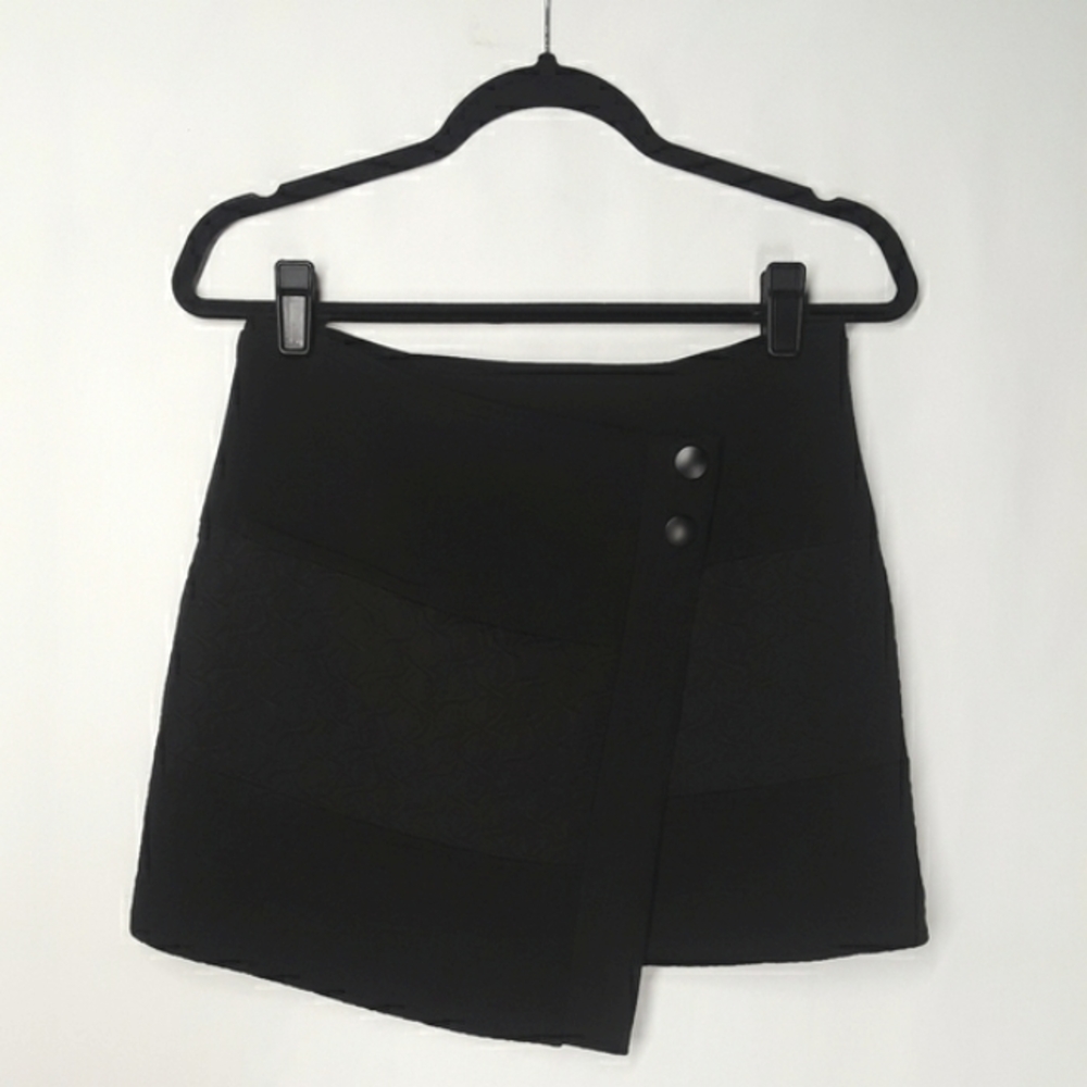 CAbi Black Quilt Textured Print Wrap Mini Skirt XSmall - Picture 6 of 14